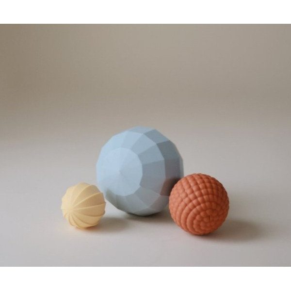 KULE SILIKONOWE zabawka sensoryczna Nesting Spheres Powder Blue 3 szt. Mushie 10m+