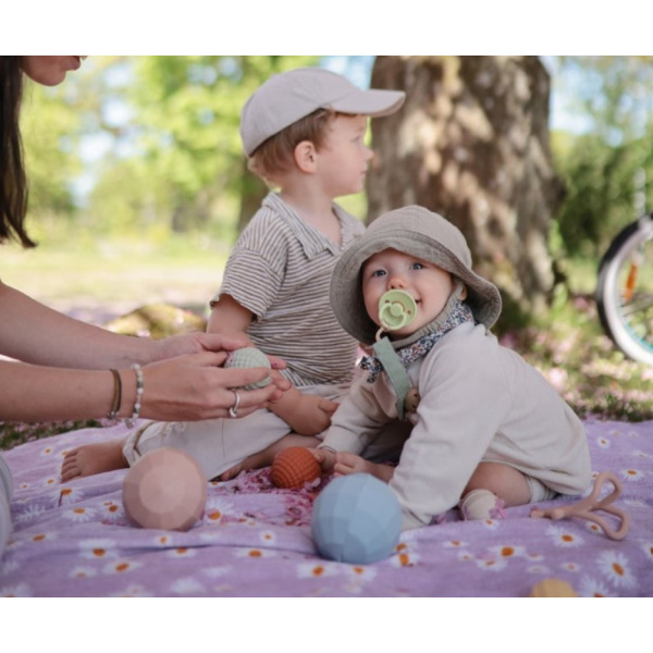 KULE SILIKONOWE zabawka sensoryczna Nesting Spheres Powder Blue 3 szt. Mushie 10m+