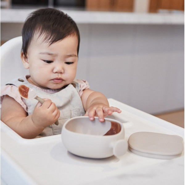 Beżowa silikonowa miseczka z przykrywką i  przyssawką Latte B.Box