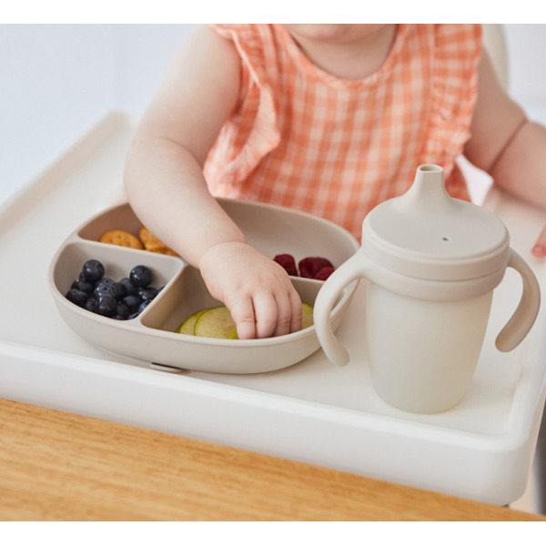 Beżowy silikonowy talerzyk z przykrywką i przyssawką Latte B.Box