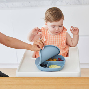 Niebieski silikonowy talerzyk z przykrywką i przyssawką Ocean B.Box