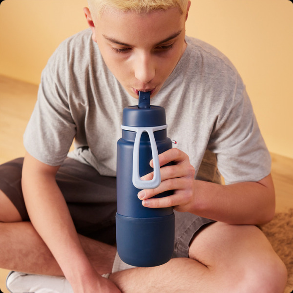 Granatowa silikonowa nakładka na butelkę termiczną 1L Midnight B.Box