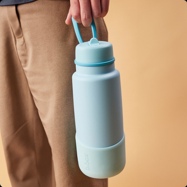 Niebieska silikonowa nakładka na butelkę termiczną 1L Lagoon B.Box