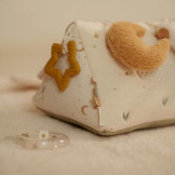 GĄSKA materiałowy trójkąt edukacyjny Newborn Naturals Little Dutch 0+