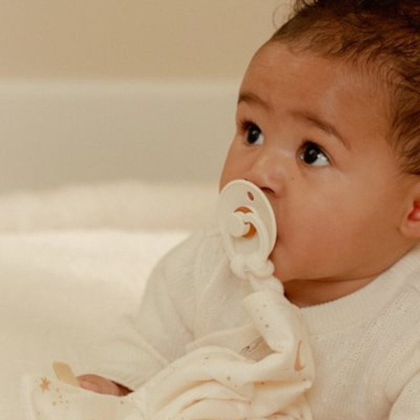 Kremowy przytulaczek z zawieszką do smoczka i gryzakiem Newborn Naturals Little Dutch 0+