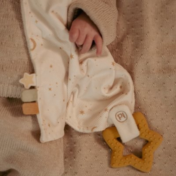 Kremowy przytulaczek z zawieszką do smoczka i gryzakiem Newborn Naturals Little Dutch 0+