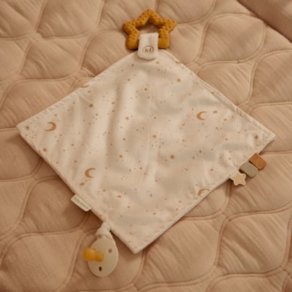 Kremowy przytulaczek z zawieszką do smoczka i gryzakiem Newborn Naturals Little Dutch 0+