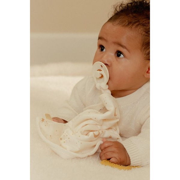 Kremowy przytulaczek z zawieszką do smoczka i gryzakiem Newborn Naturals Little Dutch 0+