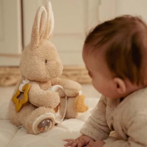 KRÓLICZEK materiałowa przytulanka aktywizująca 35cm Newborn Naturals Little Dutch 0+