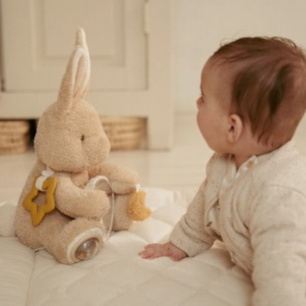 KRÓLICZEK materiałowa przytulanka aktywizująca 35cm Newborn Naturals Little Dutch 0+