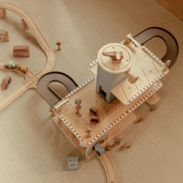 DREWNIANY GARAŻ WIELOPOZIOMOWY z akcesoriami FSC Little Dutch 3+