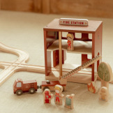 DREWNIANA REMIZA STRAŻACKA z akcesoriami FSC Little Dutch 3+