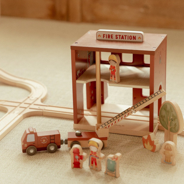 DREWNIANA REMIZA STRAŻACKA z akcesoriami FSC Little Dutch 3+