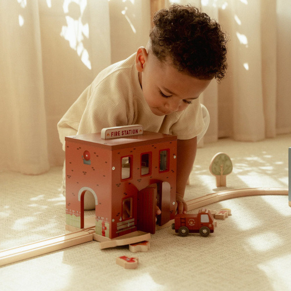 DREWNIANA REMIZA STRAŻACKA z akcesoriami FSC Little Dutch 3+