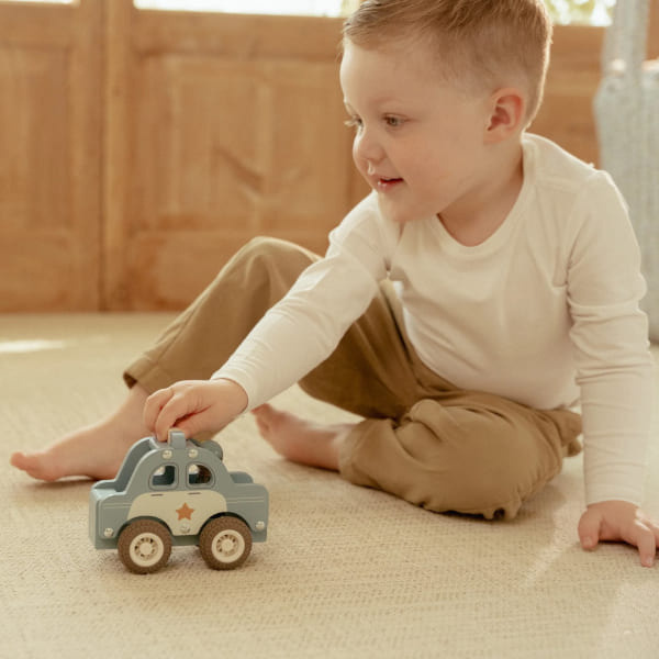 WÓZ POLICYJNY drewniany samochód z figurką policjanta FSC Little Dutch 18msc+