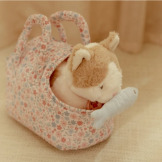 Marley PLUSZOWY KOTEK W TOREBCE przytulanka z akcesoriami Little Dutch 12m+