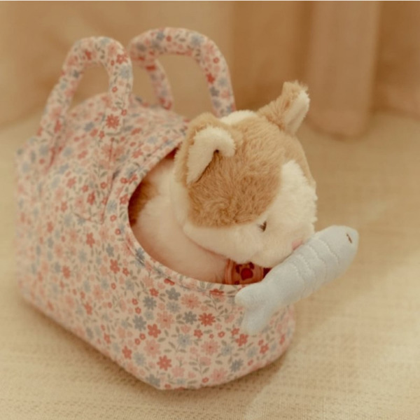 Marley PLUSZOWY KOTEK W TOREBCE przytulanka z akcesoriami Little Dutch 12m+