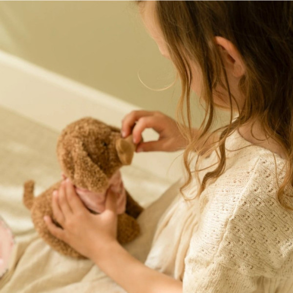 Jackie PLUSZOWY PIESEK W TOREBCE przytulanka z akcesoriami Little Dutch 12m+