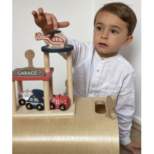 DREWNIANY GARAŻ parking z autkami i znakami drogowymi Egmont Toys 2+