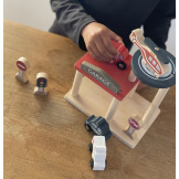 DREWNIANY GARAŻ parking z autkami i znakami drogowymi Egmont Toys 2+