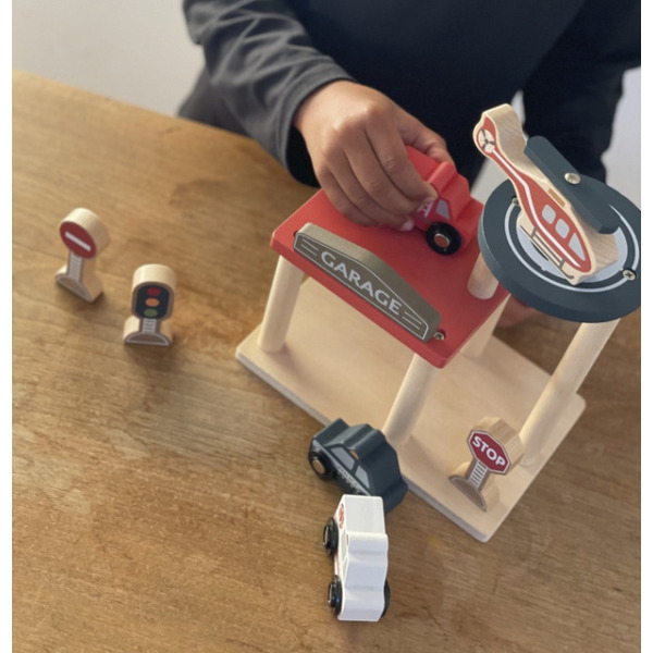 DREWNIANY GARAŻ parking z autkami i znakami drogowymi Egmont Toys 2+