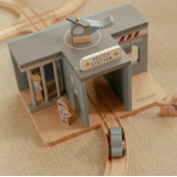 DREWNIANY POSTERUNEK POLICJI z akcesoriami FSC Little Dutch 3+