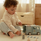 WÓZ POLICYJNY drewniany samochód z figurkami i akcesoriami FSC Little Dutch 2+