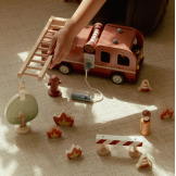 STRAŻ POŻARNA drewniany samochód z figurkami i akcesoriami FSC Little Dutch 2+