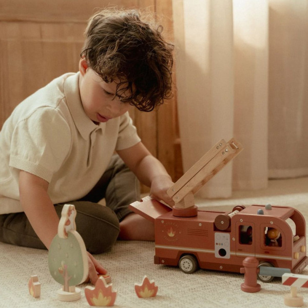 STRAŻ POŻARNA drewniany samochód z figurkami i akcesoriami FSC Little Dutch 2+