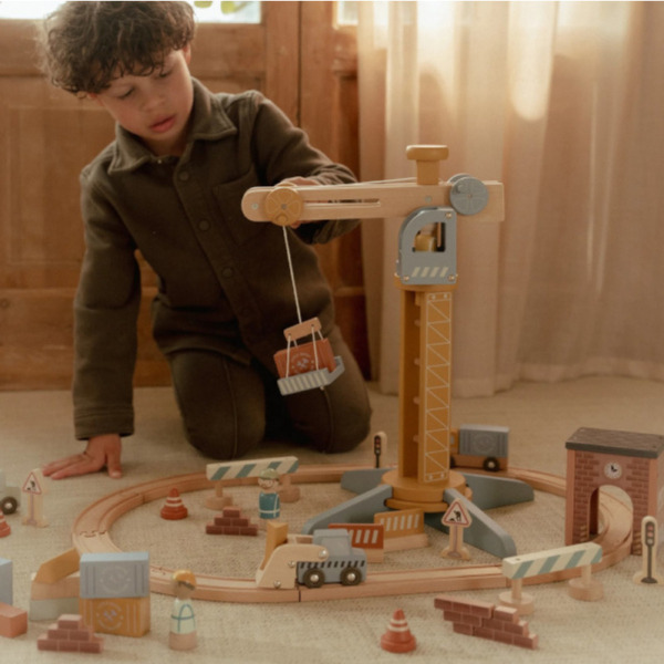 DREWNIANY DŹWIG BUDOWLANY z akcesoriami i torami kolejowymi FSC Little Dutch 3+