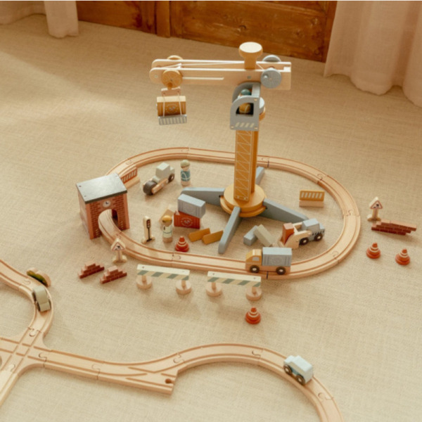 DREWNIANY DŹWIG BUDOWLANY z akcesoriami i torami kolejowymi FSC Little Dutch 3+