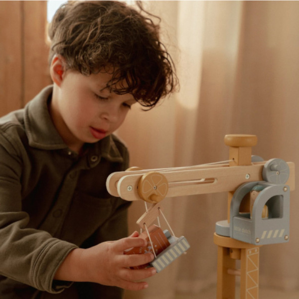 DREWNIANY DŹWIG BUDOWLANY z akcesoriami i torami kolejowymi FSC Little Dutch 3+