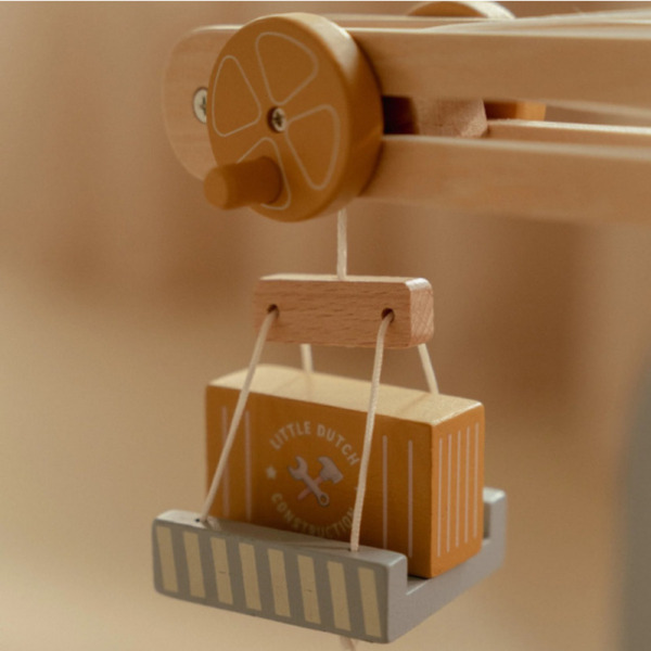 DREWNIANY DŹWIG BUDOWLANY z akcesoriami i torami kolejowymi FSC Little Dutch 3+