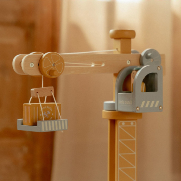 DREWNIANY DŹWIG BUDOWLANY z akcesoriami i torami kolejowymi FSC Little Dutch 3+