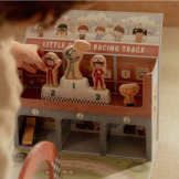 PRZENOŚNY TOR WYŚCIGOWY z akcesoriami w walizeczce FSC Little Dutch 18m+