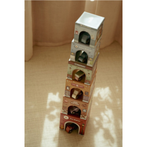 WIEŻA DO UKŁADANIA zestaw 6 kartoników + 6 autek FSC Little Dutch 18m+