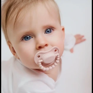 Smoczek pozycjonujący VELVET BLUSH 6M+ LUU Kids