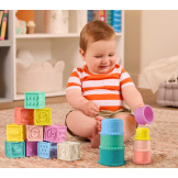 MIĘKKIE KLOCKI I KUBECZKI SENSORYCZNE 2w1 pastelowe do nauki liczenia Stackin’ Squishies 17 el. B.Toys 6m+