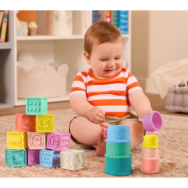 MIĘKKIE KLOCKI I KUBECZKI SENSORYCZNE 2w1 pastelowe do nauki liczenia Stackin’ Squishies 17 el. B.Toys 6m+
