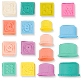 MIĘKKIE KLOCKI I KUBECZKI SENSORYCZNE 2w1 pastelowe do nauki liczenia Stackin’ Squishies 17 el. B.Toys 6m+