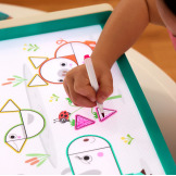 Podświetlany ŚWIETLNY PULPIT EDUKACYJNY interaktywny stolik do rysowania z akcesoriami (71 el.) Look & Shine B.Toys 3+