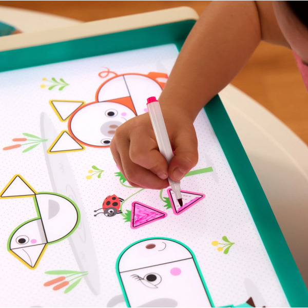 Podświetlany ŚWIETLNY PULPIT EDUKACYJNY interaktywny stolik do rysowania z akcesoriami (71 el.) Look & Shine B.Toys 3+