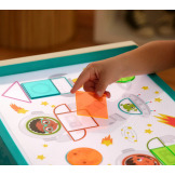 Podświetlany ŚWIETLNY PULPIT EDUKACYJNY interaktywny stolik do rysowania z akcesoriami (71 el.) Look & Shine B.Toys 3+