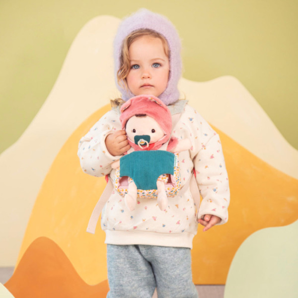 JEANNE szmaciana lalka dzidziuś w nosidełku i z czapeczką 24 cm Lilliputiens 18msc+