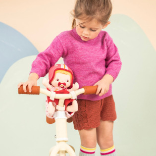 LENA szmaciana lalka dzidziuś w foteliku rowerowym z komforterem i kaskiem 24 cm Lilliputiens 18msc+