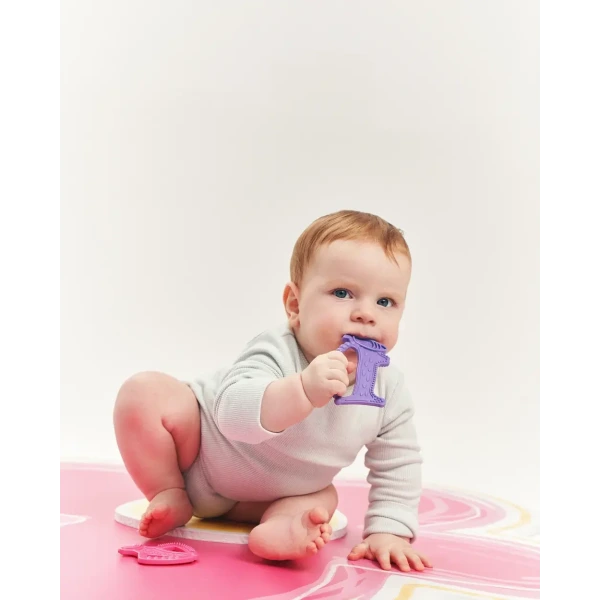 Gryzak dla dzieci Luuie The Dog Purple fioletowy piesek jamnik Luu Kids 4m+