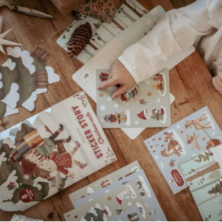 ŚWIĄTECZNA OPOWIEŚĆ naklejki z planszami do ozdabiania Little Dutch 3+