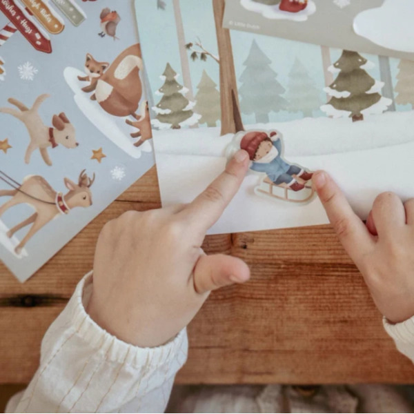 ŚWIĄTECZNA OPOWIEŚĆ naklejki z planszami do ozdabiania Little Dutch 3+