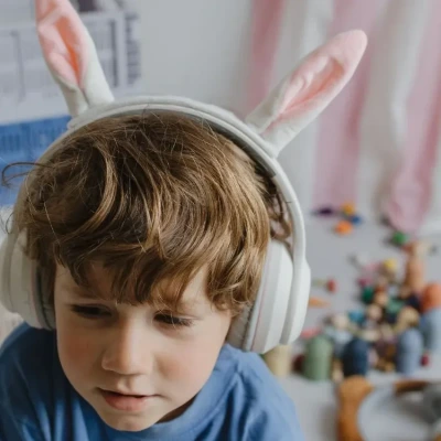 KRÓLIK białe słuchawki Bluetooth z magnetycznymi uszami Kidywolf 4+