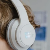 KRÓLIK białe słuchawki Bluetooth z magnetycznymi uszami Kidywolf 4+